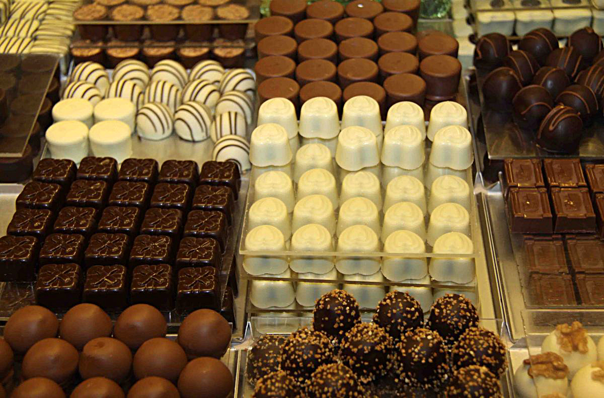 Шоколадный ассортимент. Пралине (бельгийский шоколад). Шоколад пралине Бельгия. Бельгийский шоколад в Бельгии. Шоколадные пралине Бельгии.
